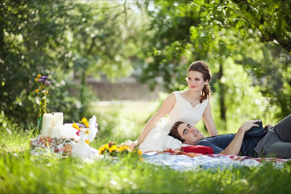 Picnic fun. Романтик на природе. Романтическая фотосессия на природе. Свадебная фотосессия пикник на природе. Романтический пикник для двоих на природе.