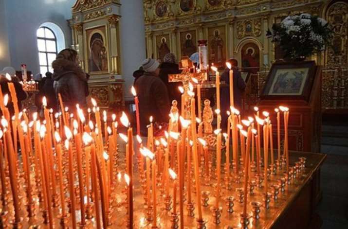 Можно ли ставить свечи перед пасхой. Панихида в Казанском соборе. Свечка за упокой. Свеча за упокой фото. Куда ставят свечи в церкви.