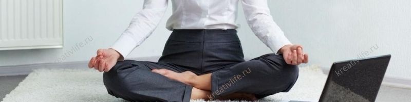 девушка спокойная в позе лотоса