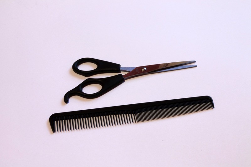 расческа и ножницы для стрижки волос