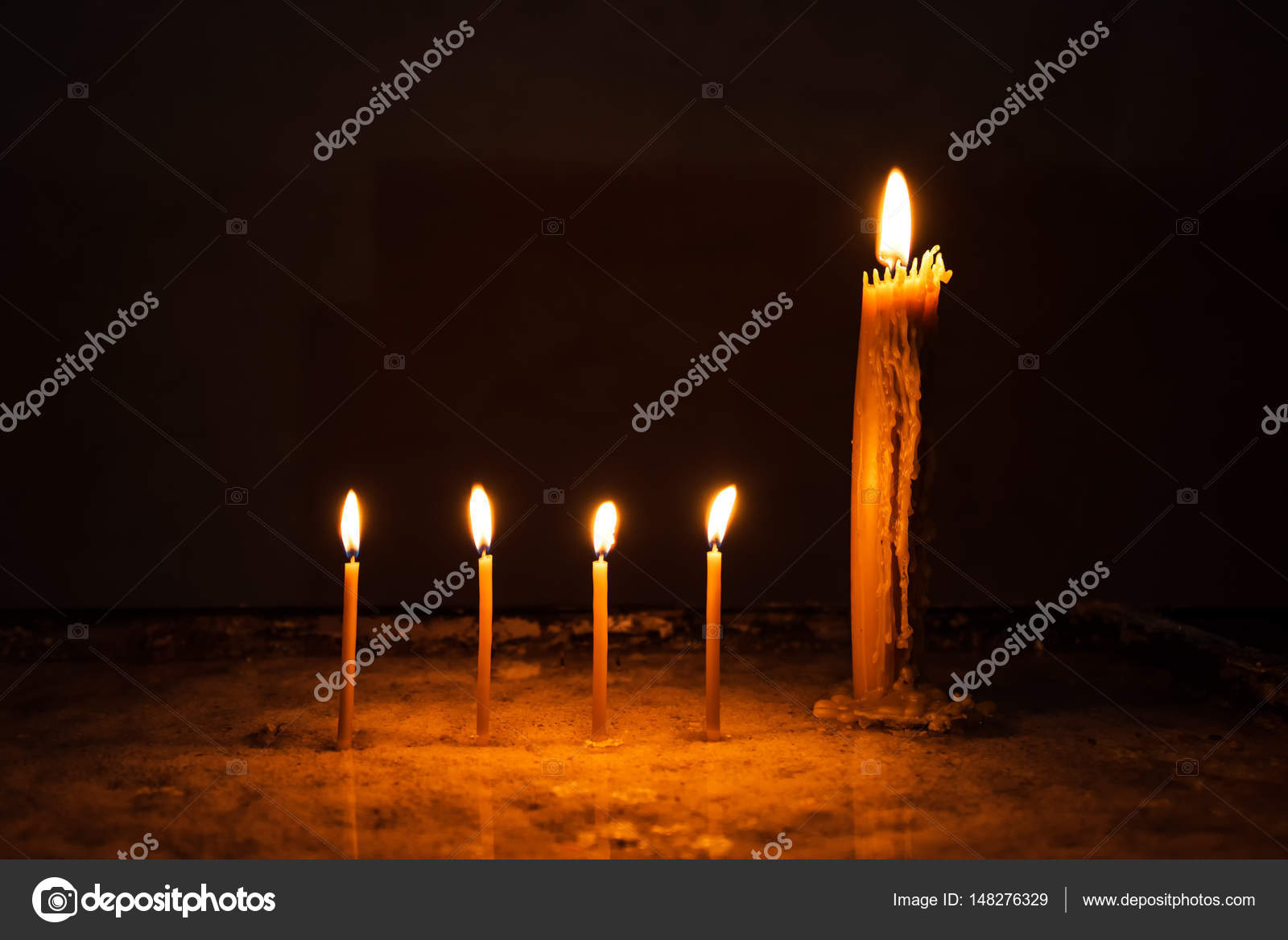 Свеча восковая церковная горит