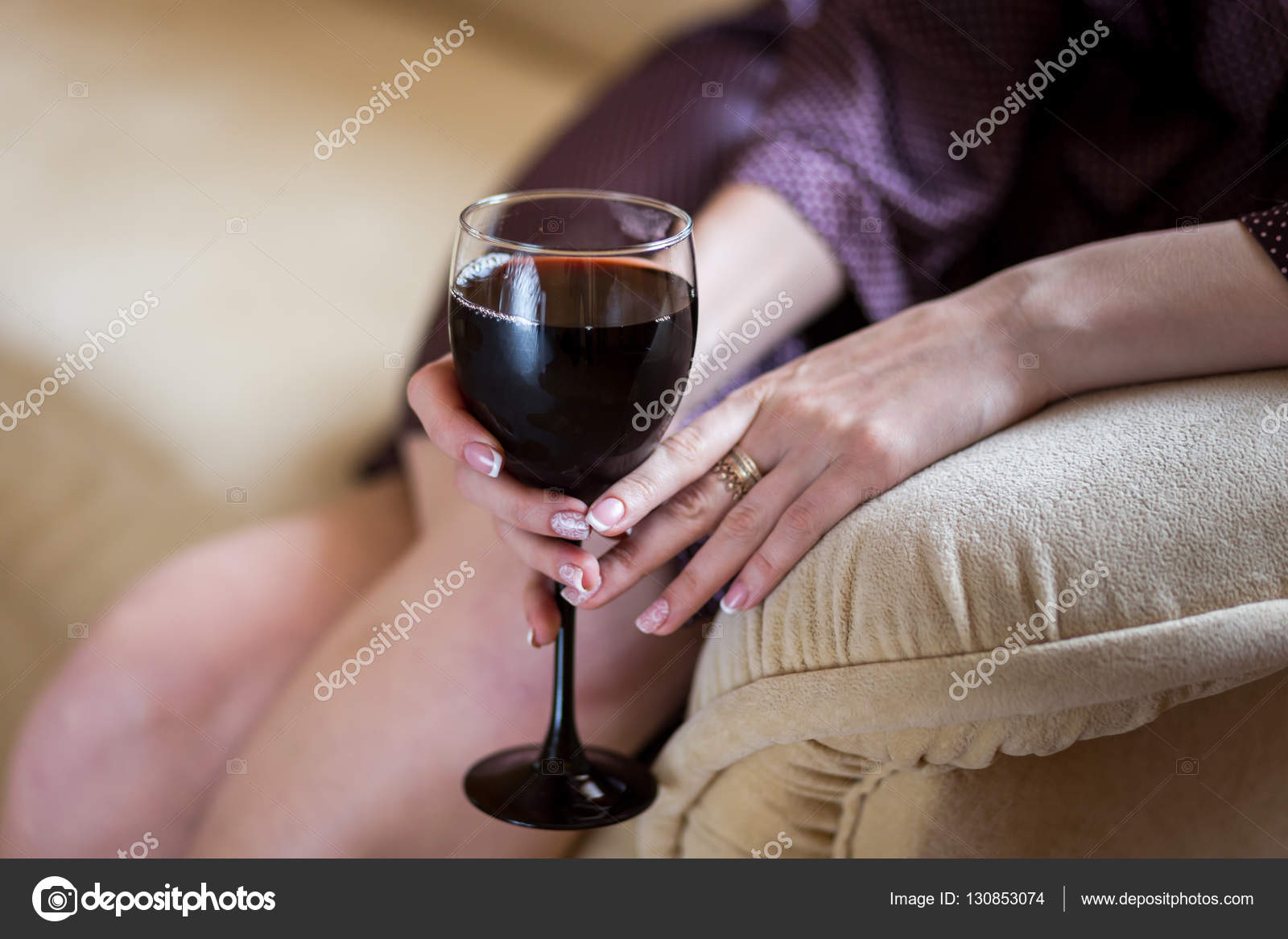Бокал вина в руке девушки