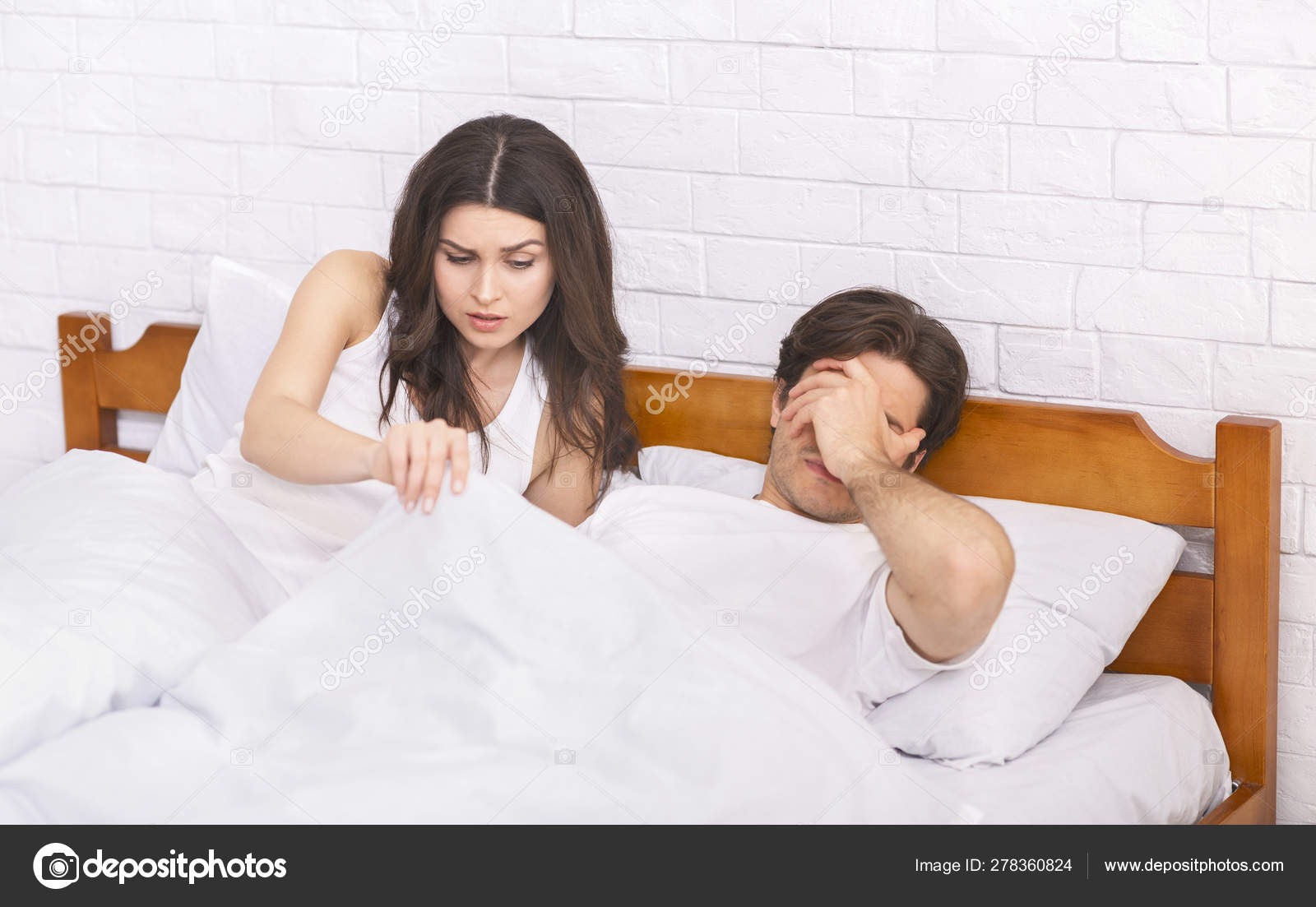 Муж и жена под одеялом